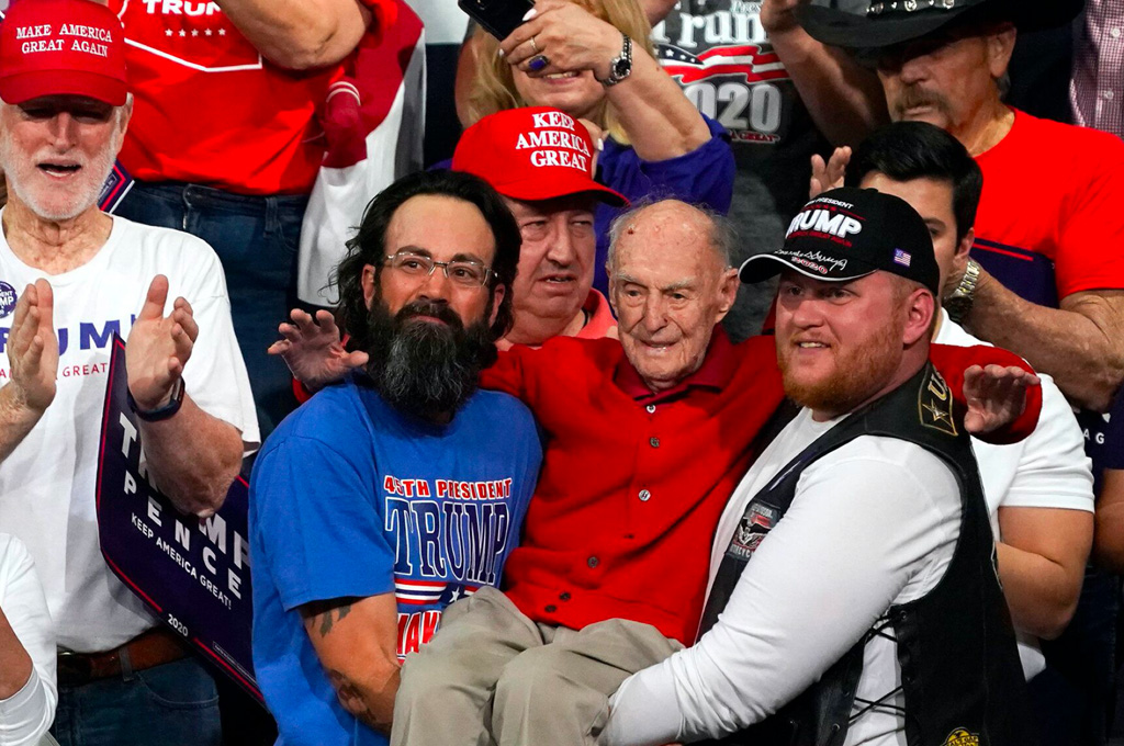 You are currently viewing Son of WWII veteran describes ‘unbelievable’ moment when father was carried into Trump rally