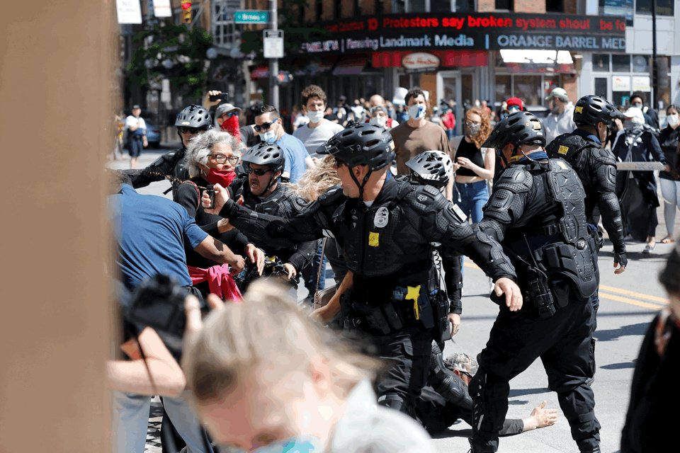 You are currently viewing Black congresswoman pepper-sprayed by police during Ohio demonstration