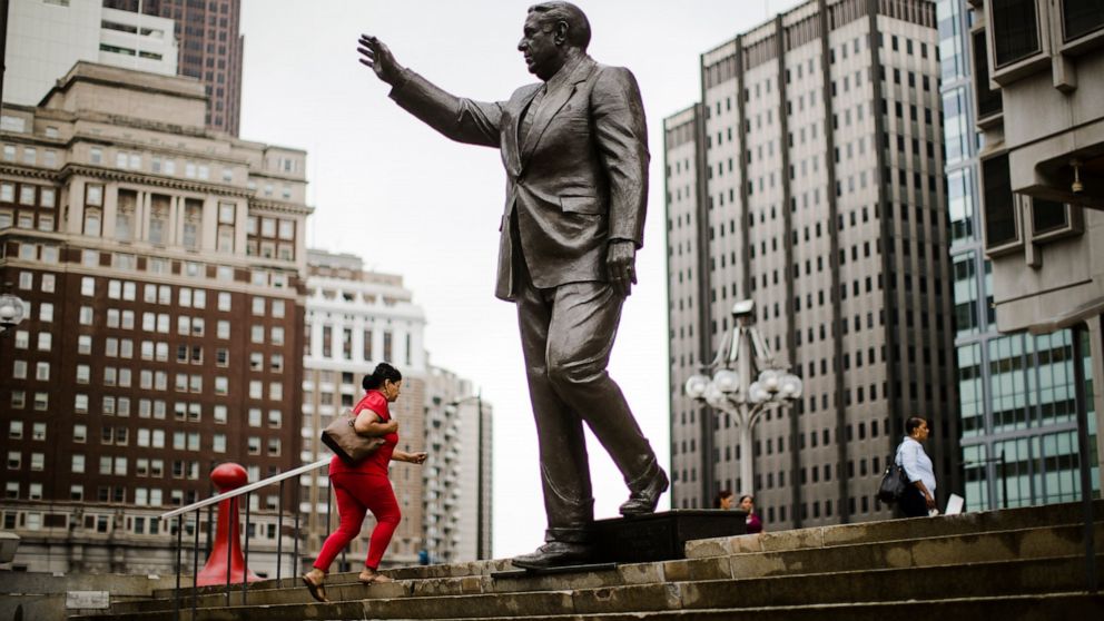 You are currently viewing Statue of divisive Philadelphia Mayor Frank Rizzo is removed