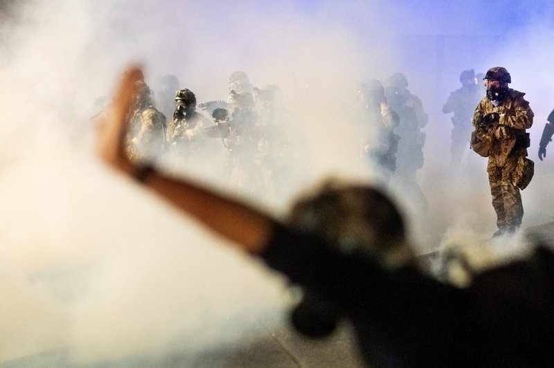 You are currently viewing Huge Portland protest crowds, standoff with feds go on