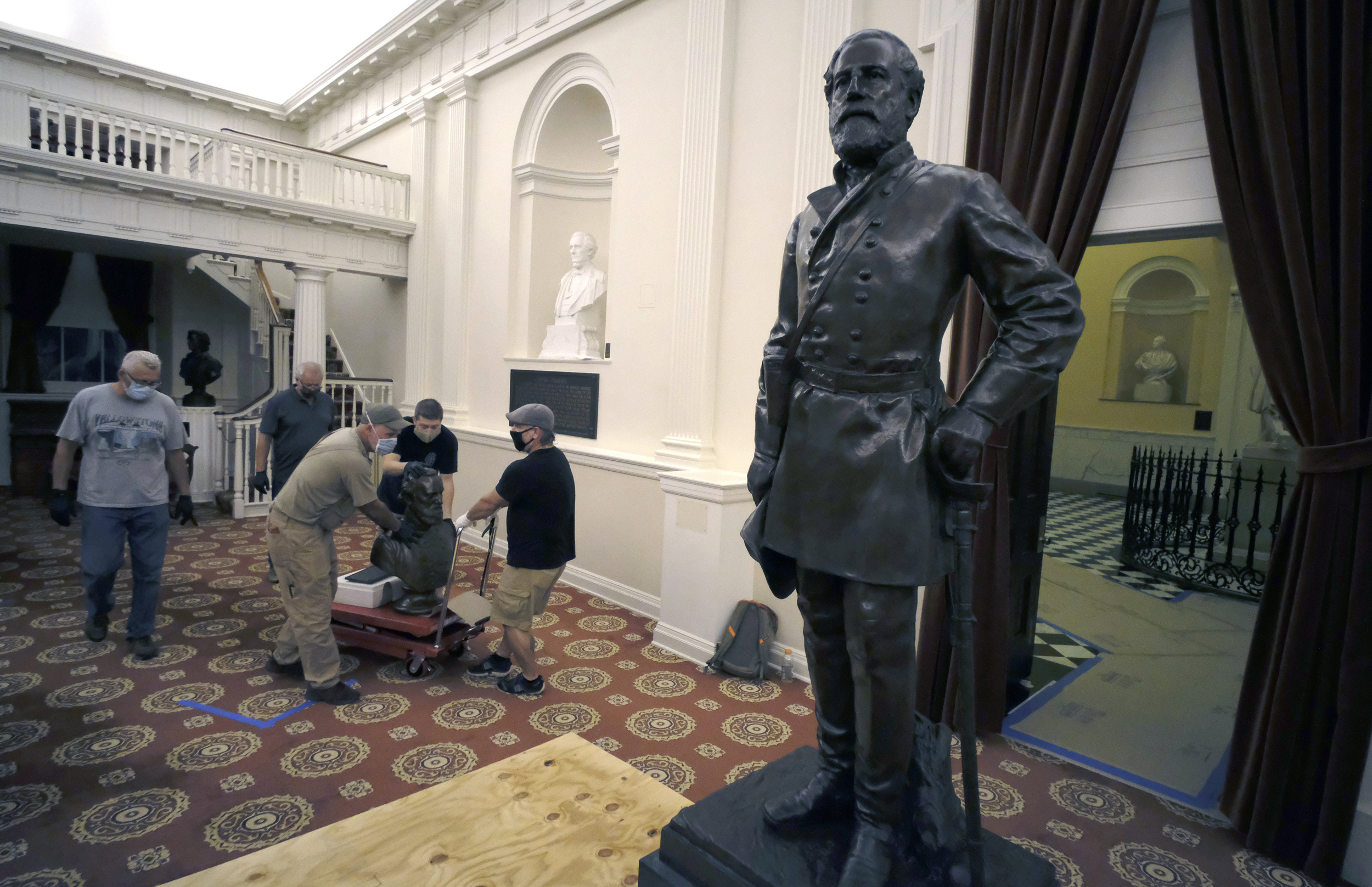 You are currently viewing Virginia evicts Confederate monuments from its state Capitol