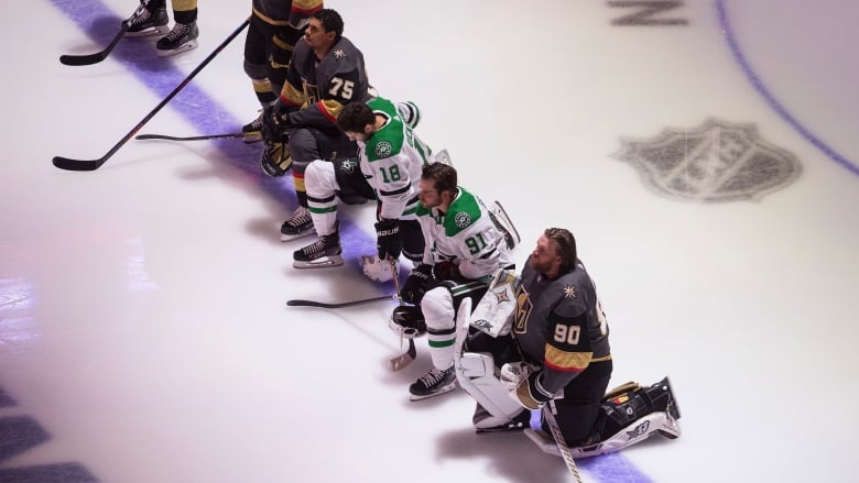 You are currently viewing Stars, Golden Knights players kneel for anthems as protests gain momentum at NHL restart Social Sharing