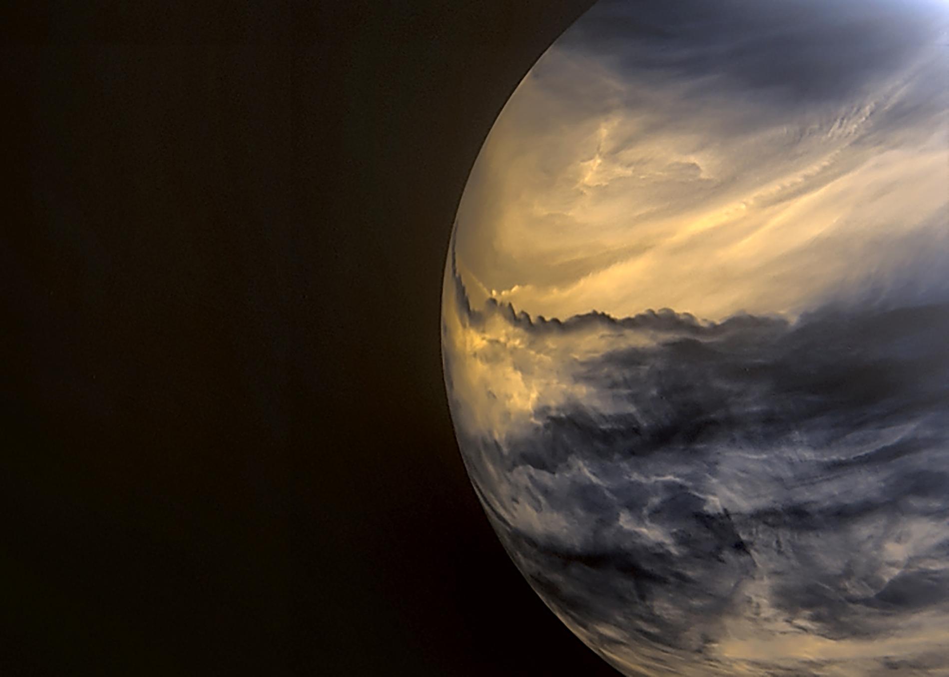 You are currently viewing Possible sign of life on Venus stirs up heated debate