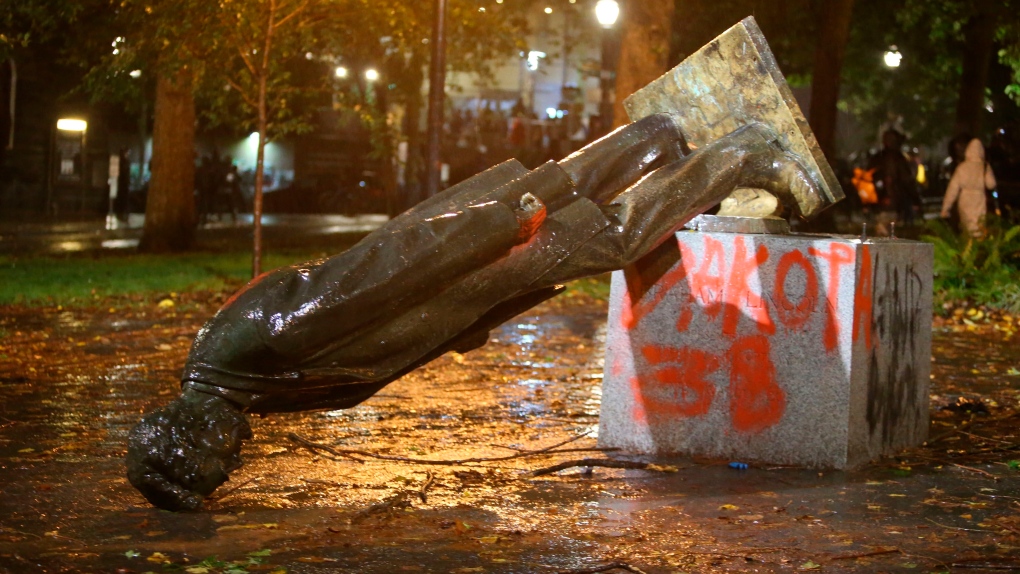 You are currently viewing Protesters knock down Roosevelt, Lincoln statues in Portland