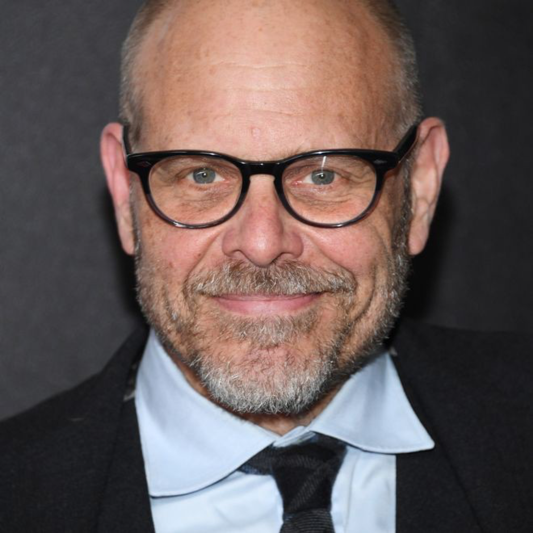 You are currently viewing Alton Brown Apologizes for ‘Flippant’ Holocaust Tweets
