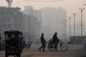 Read more about the article Northern India chokes on toxic smog day after Diwali festival