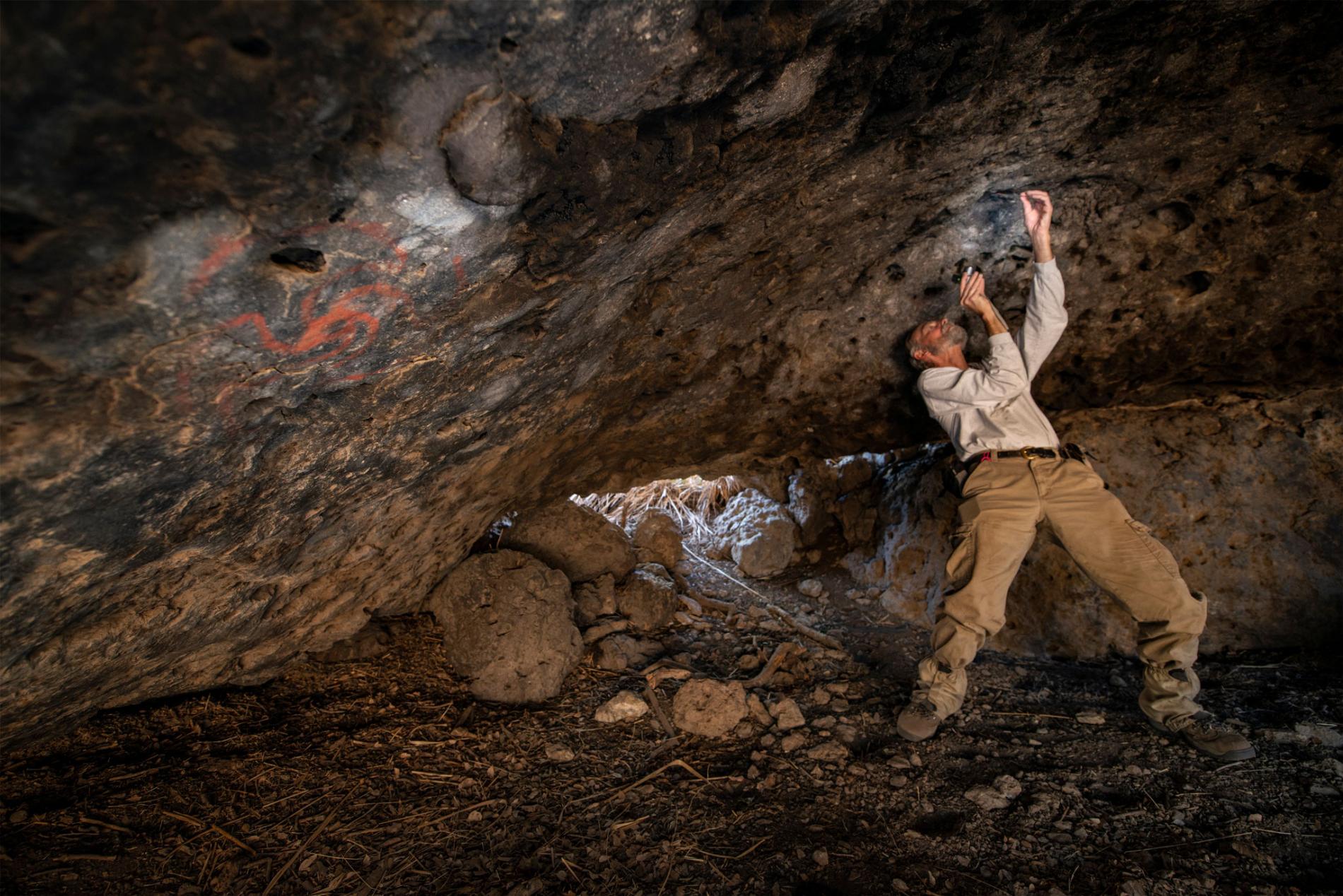 You are currently viewing 400 years ago, visitors to this painted cave took hallucinogens