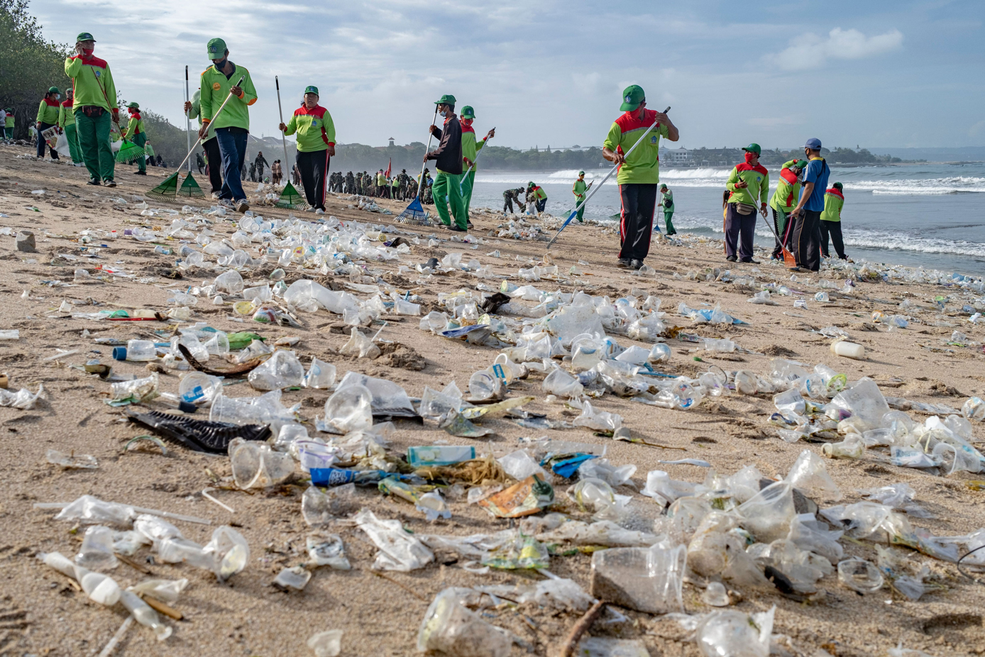 You are currently viewing Bali’s Kuta Beach cleared of tons of plastic waste