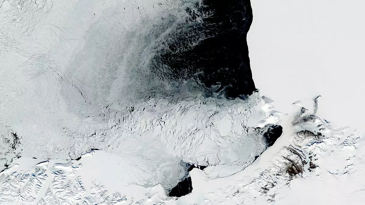 You are currently viewing Experts Made An Eye-Opening Discovery About The Giant Holes That Keep Appearing In Antarctica’s Ice