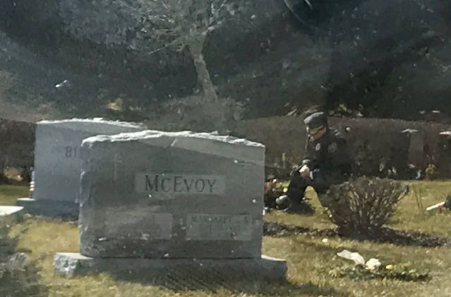 You are currently viewing Photo Goes Viral of Uniformed Man Kneeling at Beau Biden’s Grave While Dad Joe Biden Is Sworn in as President