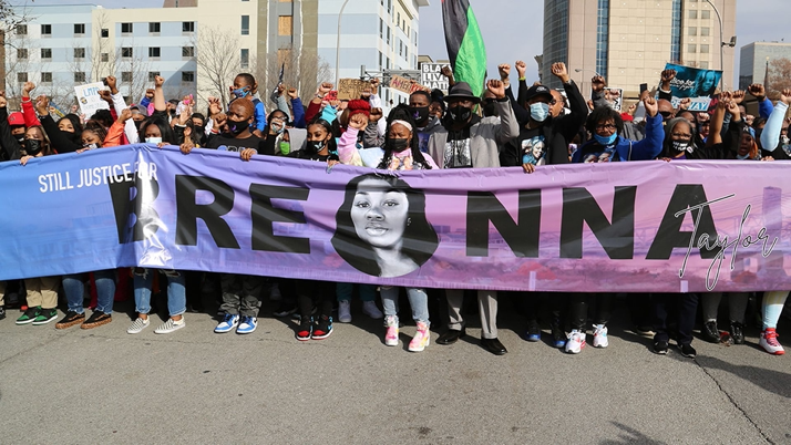 You are currently viewing “This is about justice”: Hundreds march to mark 1 year since the police killing of Breonna Taylor