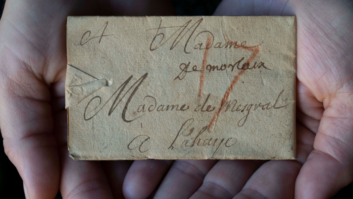 You are currently viewing Rare ‘locked’ letter sealed 300 years ago is finally opened virtually