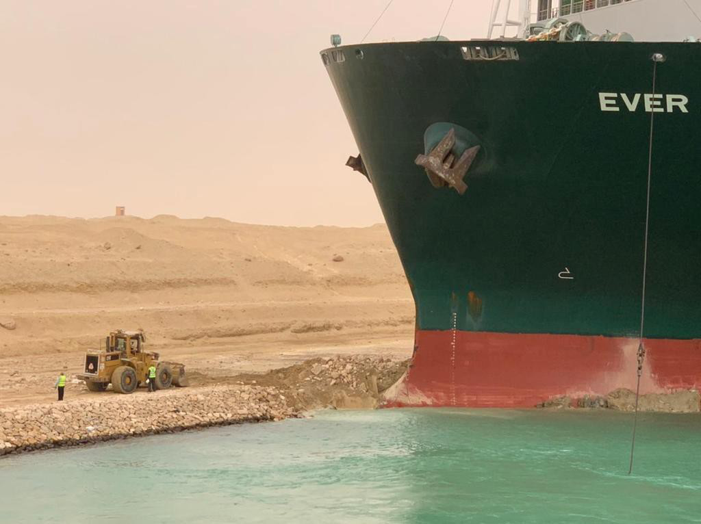You are currently viewing Tugs work to free giant container ship stranded in Suez Canal