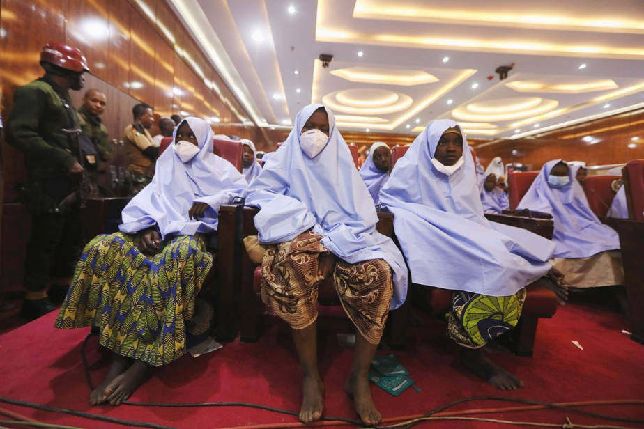 You are currently viewing Nigerian Gunmen Release Hundreds of Kidnapped Schoolgirls