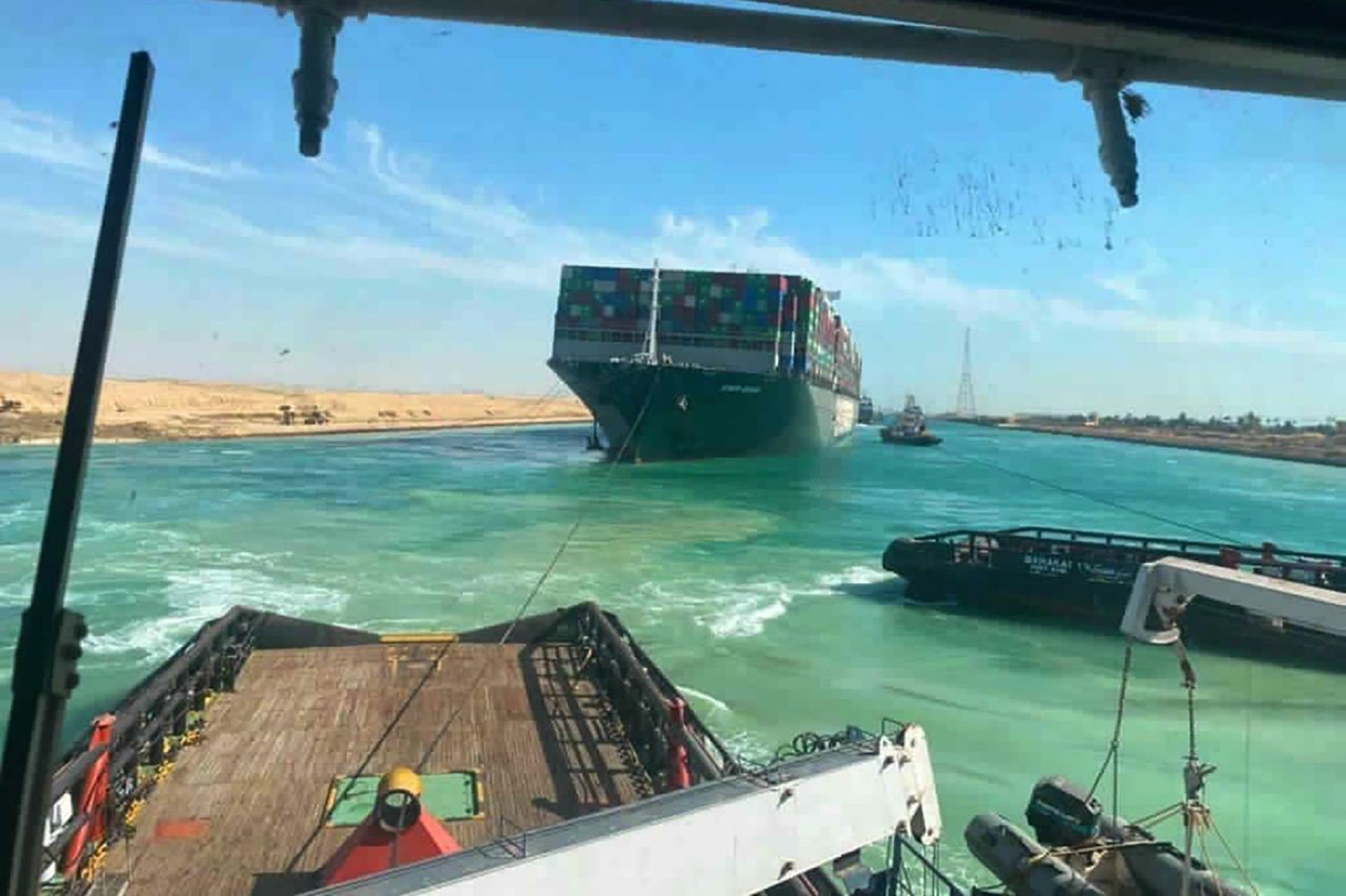 You are currently viewing How a Supermoon Helped Free the Giant Container Ship From the Suez Canal