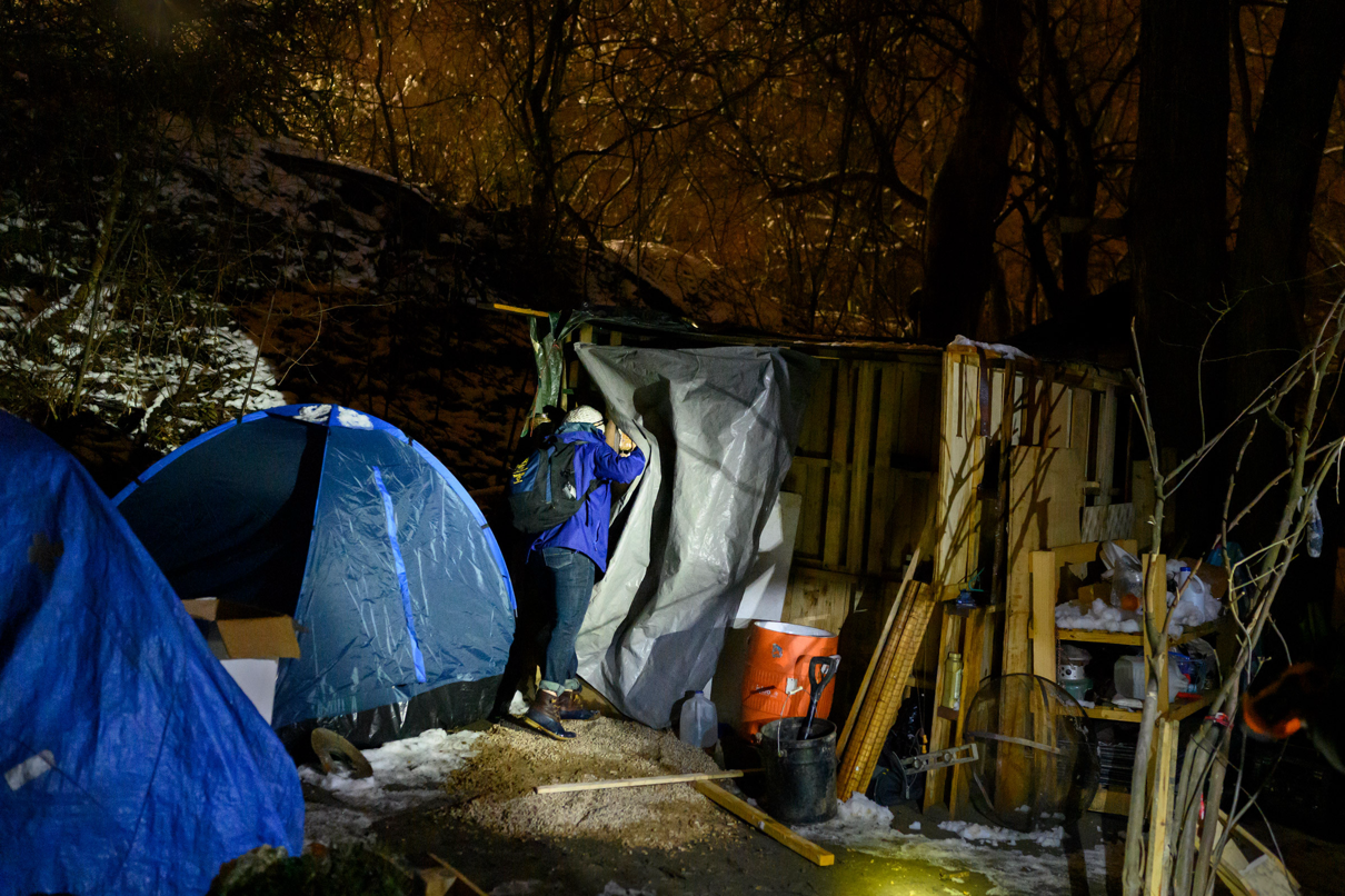 You are currently viewing Deaths Among America’s Homeless Are Soaring in the Pandemic. A Photographer Captures A Community In Crisis