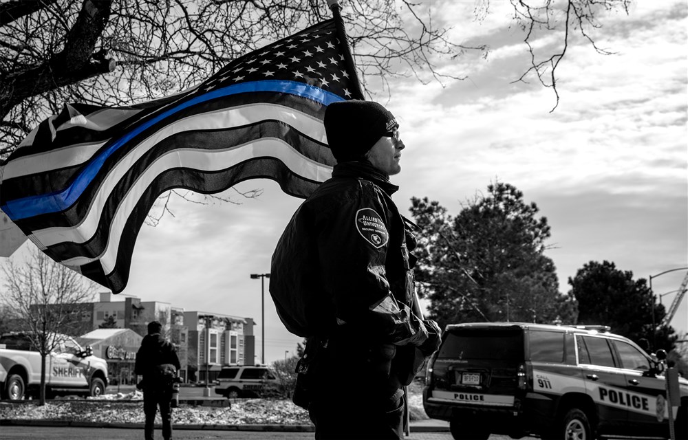 You are currently viewing Behind the ‘Thin Blue Line’ flag: America’s history of police violence