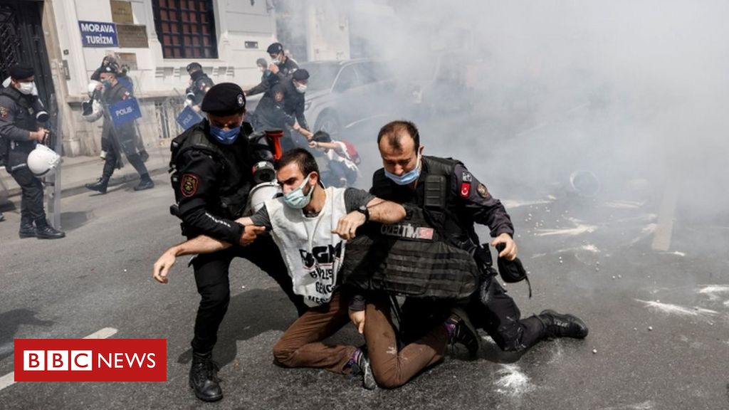 You are currently viewing May Day protests: Turkey arrests hundreds as rallies sweep globe