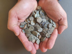 Read more about the article Israeli Investigators Seize Ancient Coins Looted From Archaeological Sites