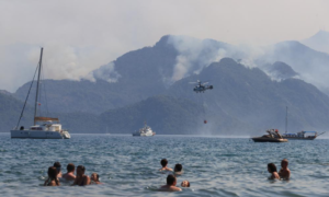 Read more about the article Tourists rescued from burning Med resorts by flotilla of boats