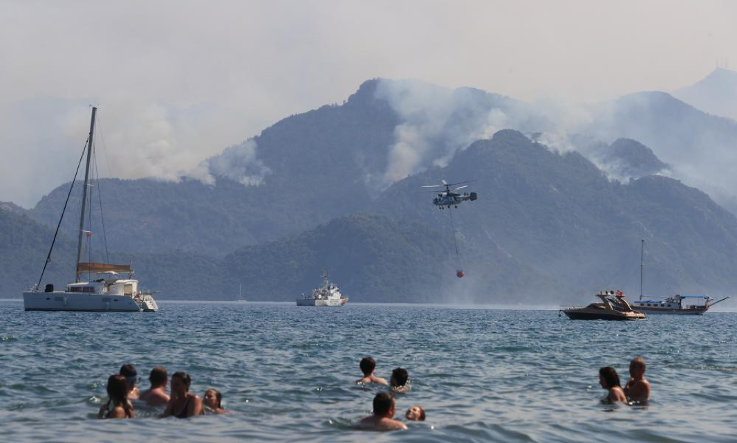 You are currently viewing Tourists rescued from burning Med resorts by flotilla of boats