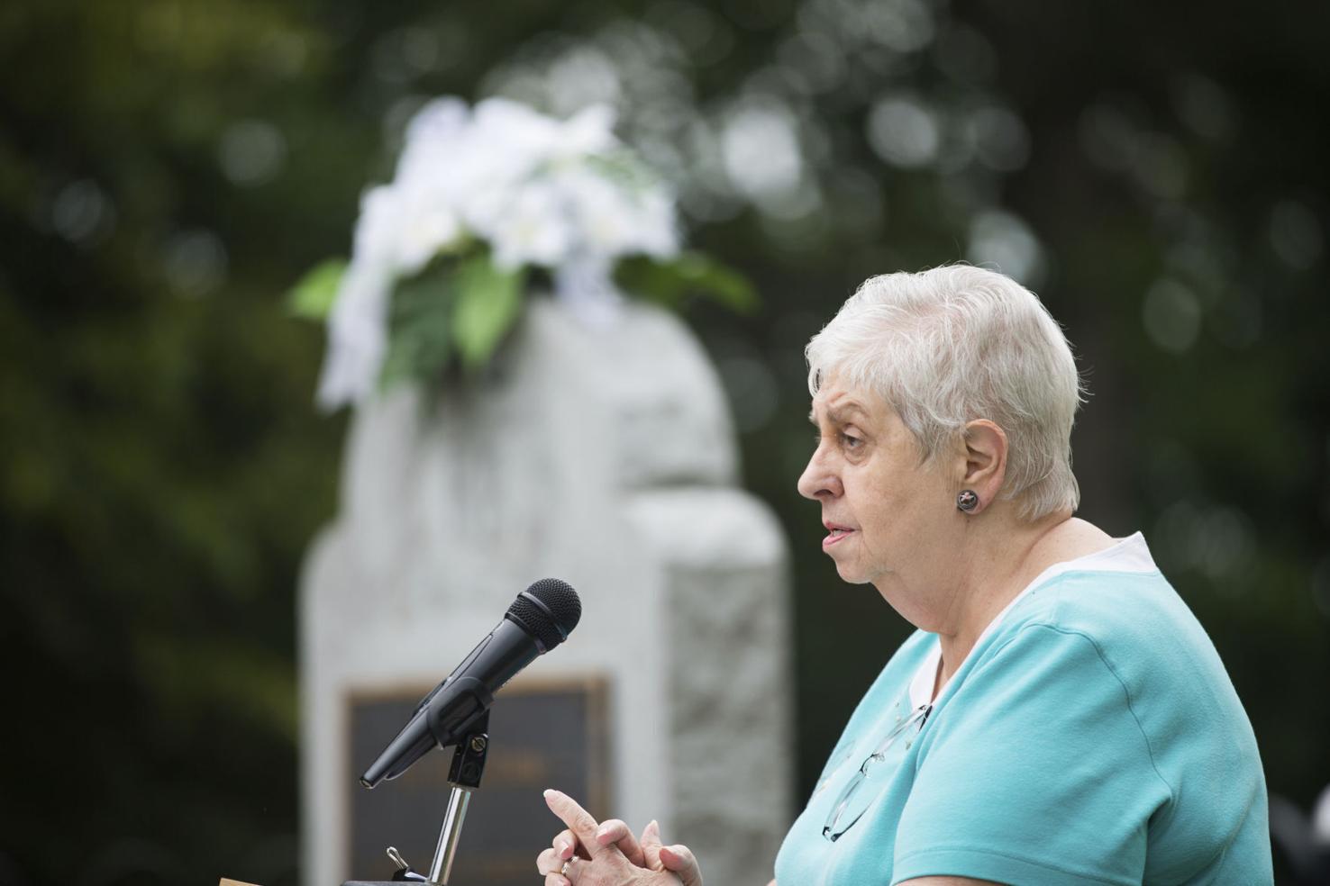 You are currently viewing Illinois memorial honors more than 600 men, women, children in unmarked graves