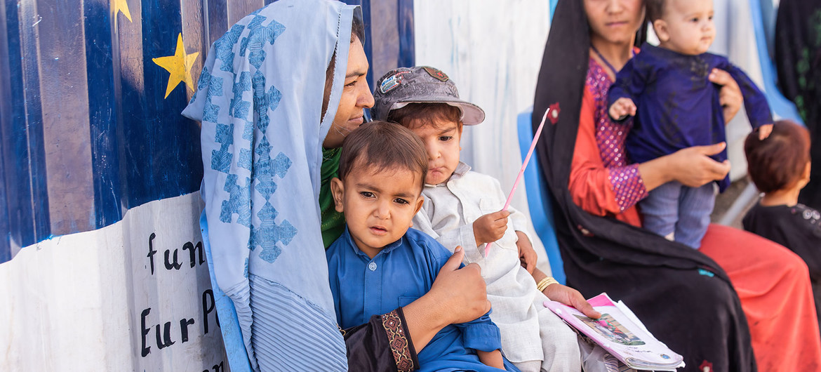 You are currently viewing Afghanistan: Reuniting families on the run should be priority, urges UNHCR