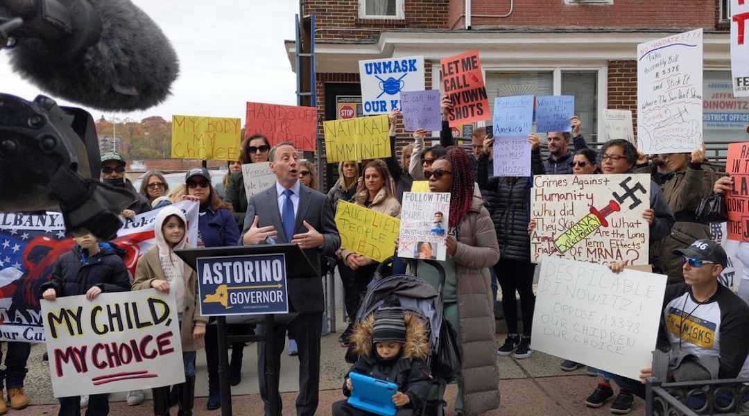 You are currently viewing With Swastikas, Yellow Star, Anti-vaxxers Protest Outside New York Jewish Politician’s Office