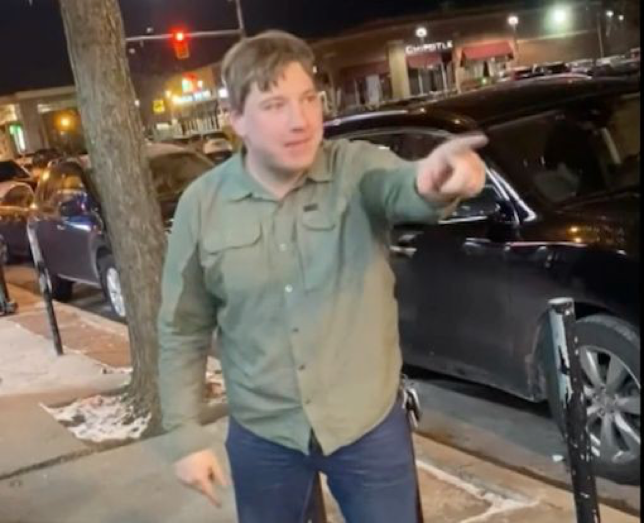 You are currently viewing Proud Boys Leader Yells Racist Slurs Before Attacking Black Woman