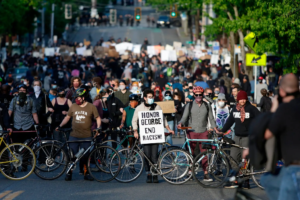 Read more about the article Seattle Bike Helmet Rule Is Dropped Amid Racial Justice Concerns