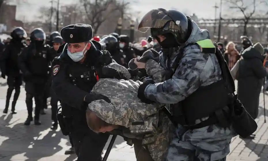 You are currently viewing More than 4,300 detained at anti-war protests in Russia