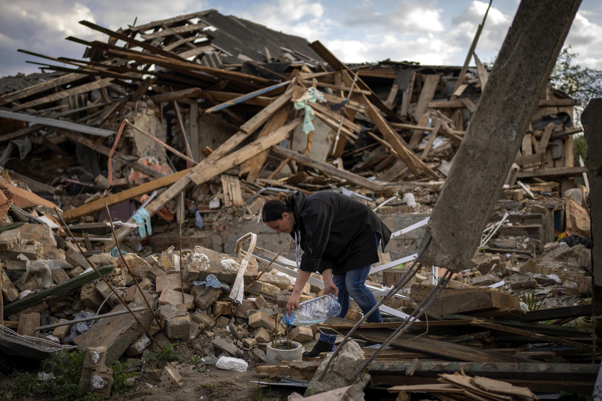 You are currently viewing AP PHOTOS: Hope amid a few surviving flowers in Ukraine city