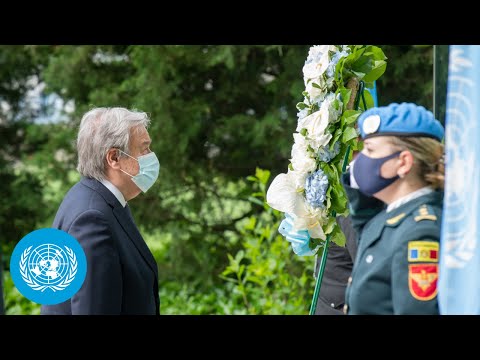 You are currently viewing Peacekeepers’ Day ceremony honours service and sacrifice of UN blue helmets ￼