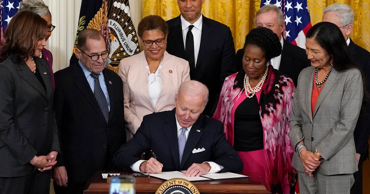 You are currently viewing Biden signs police reform executive order on anniversary of George Floyd’s death