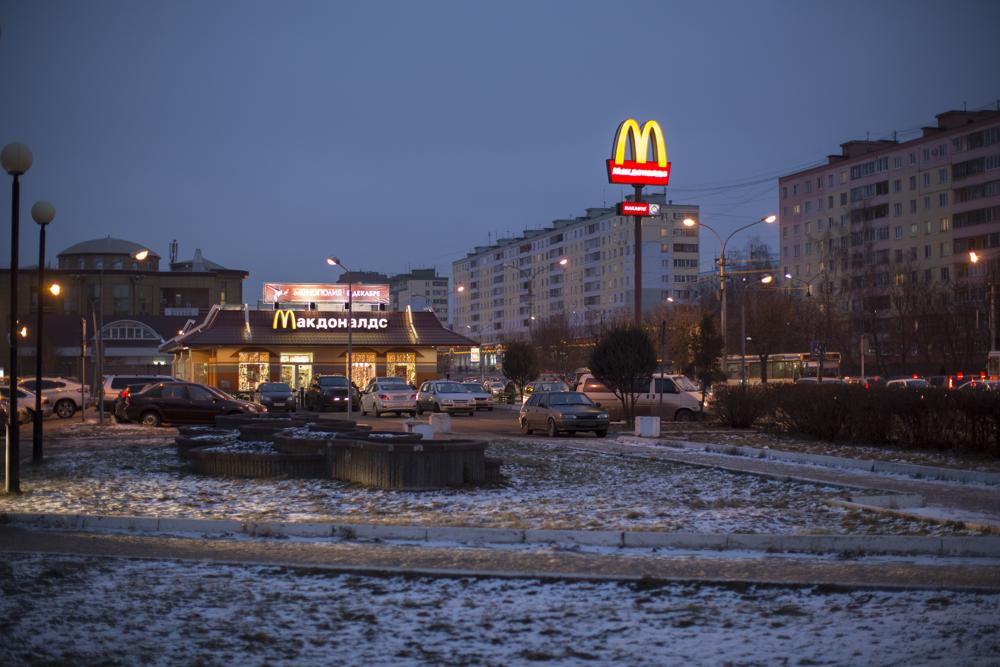 You are currently viewing De-Arching: McDonald’s to sell Russia business, exit country￼