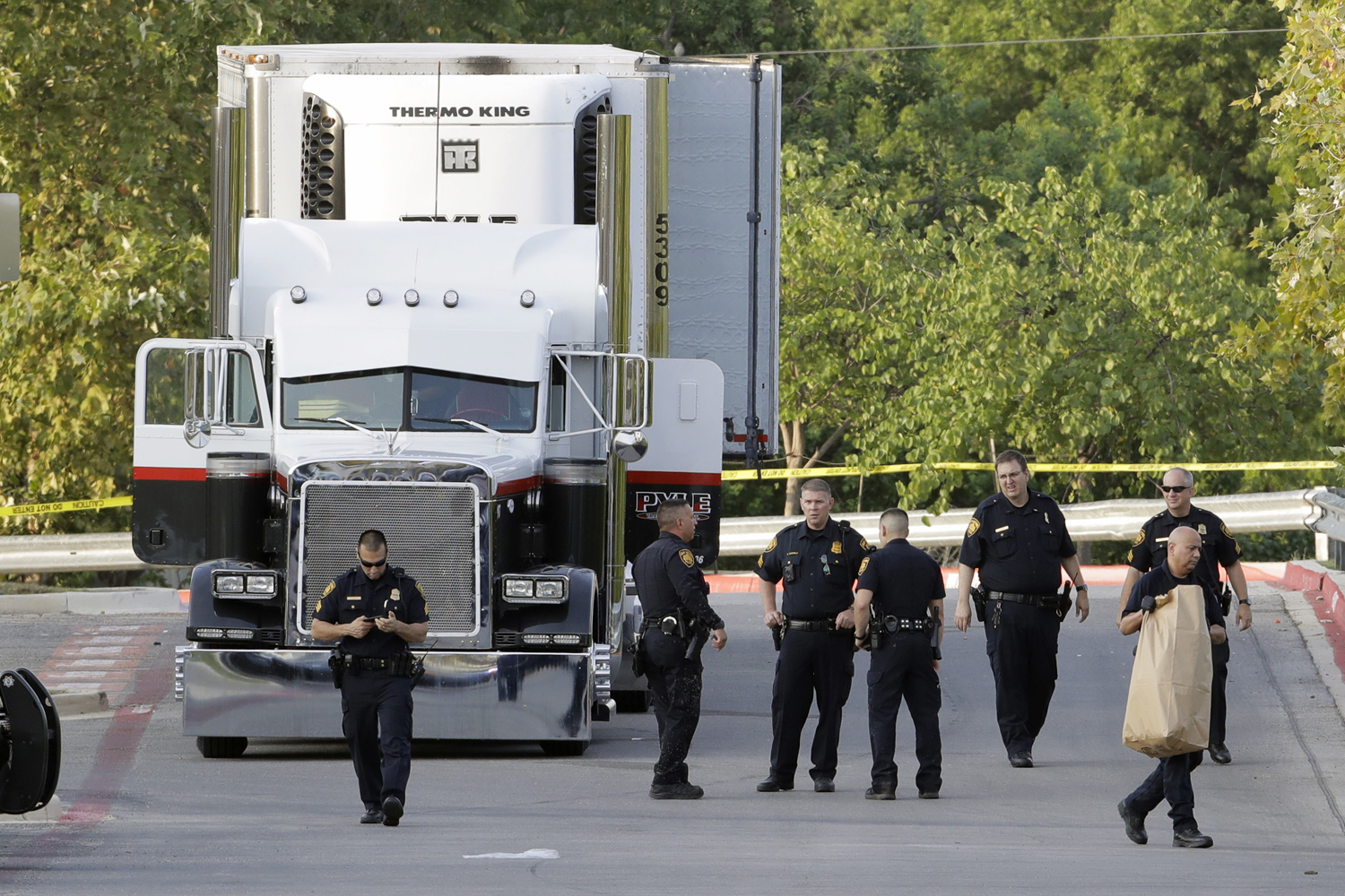 You are currently viewing As death count rises to 50 migrants found in Texas tractor-trailer, here’s what we know