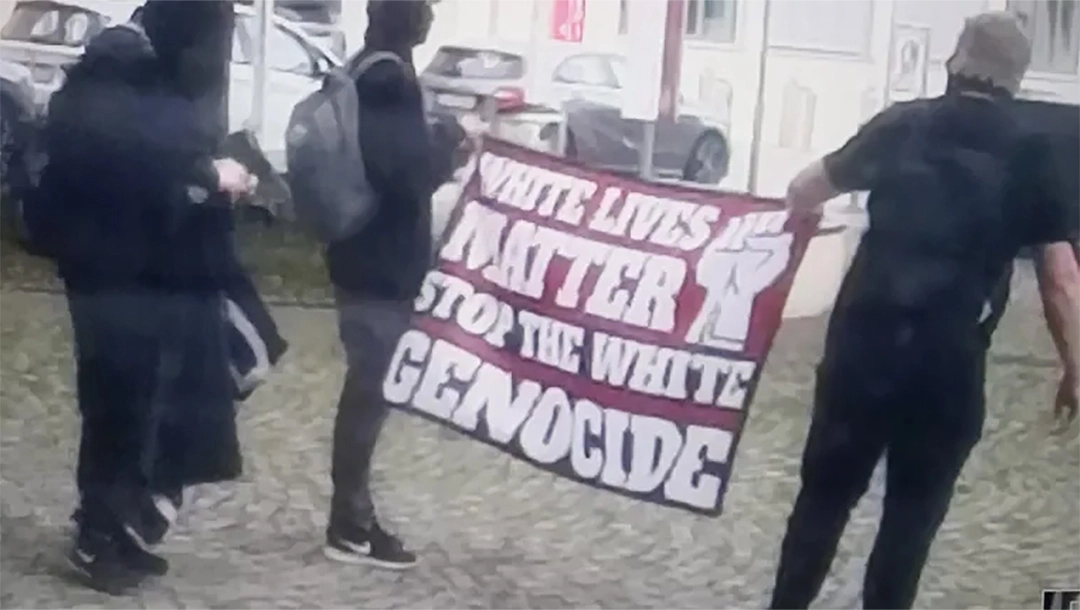 You are currently viewing Men with neo-Nazi banners gather outside German synagogue on anniversary of arson attack￼