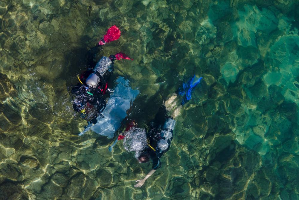 You are currently viewing Israeli divers haul trash from ancient site for Oceans Day￼
