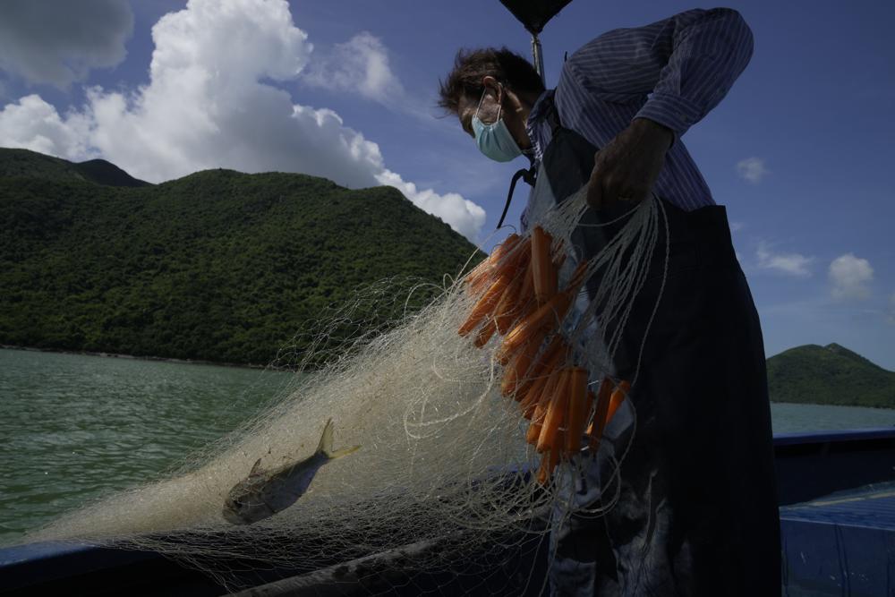 You are currently viewing Hong Kong fishermen keep old ways, 25 years after handover￼