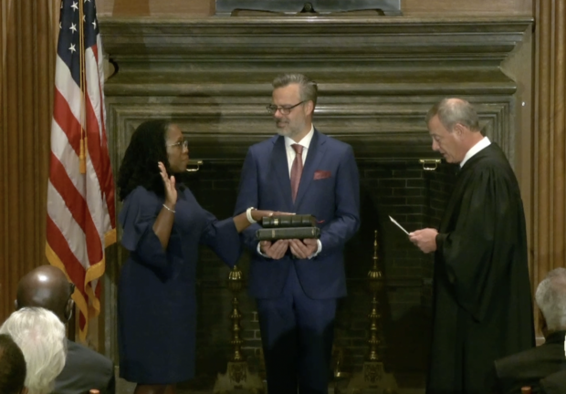 You are currently viewing Ketanji Brown Jackson sworn in as Supreme Court justice, becoming first Black woman on high court