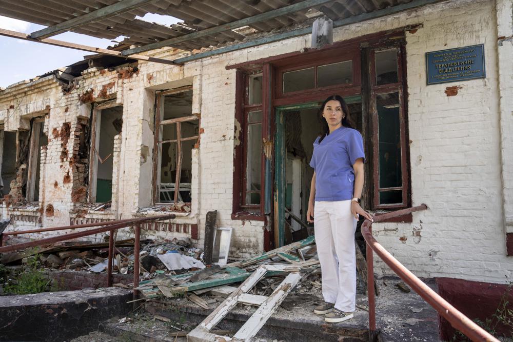 You are currently viewing Doctors stay in Ukraine’s war-hit towns: ‘People need us’