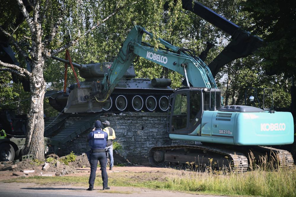 You are currently viewing Estonia removes Soviet-era monument, citing public order￼