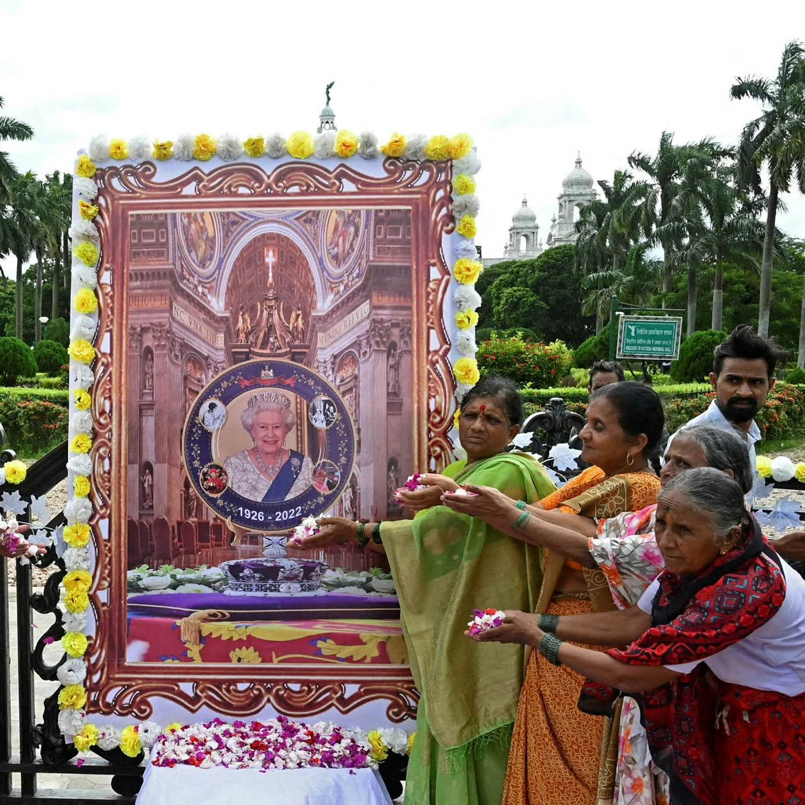 You are currently viewing In India, Queen’s Death Pokes Painful Memories