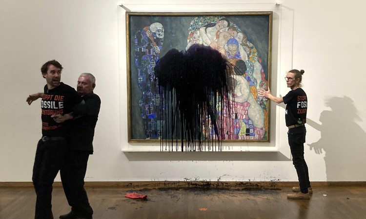 You are currently viewing Climate activists throw black liquid at Gustav Klimt painting in Vienna