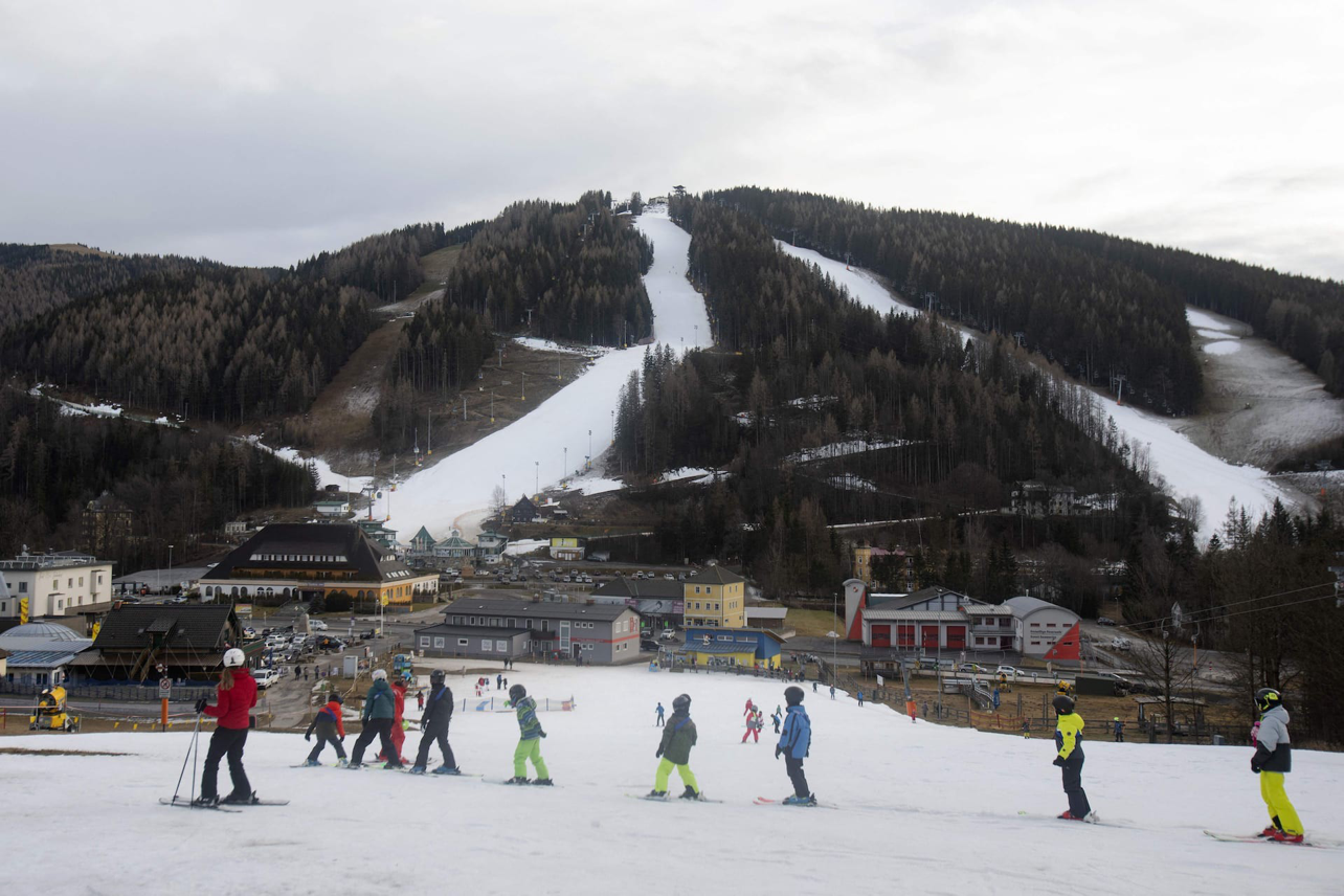 You are currently viewing <strong>Europe’s snowless ski resorts preview winter in a warming world</strong>