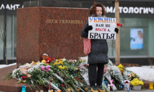 Read more about the article ‘Ukraine is not our enemy’: Russians risk arrest to honour victims of war