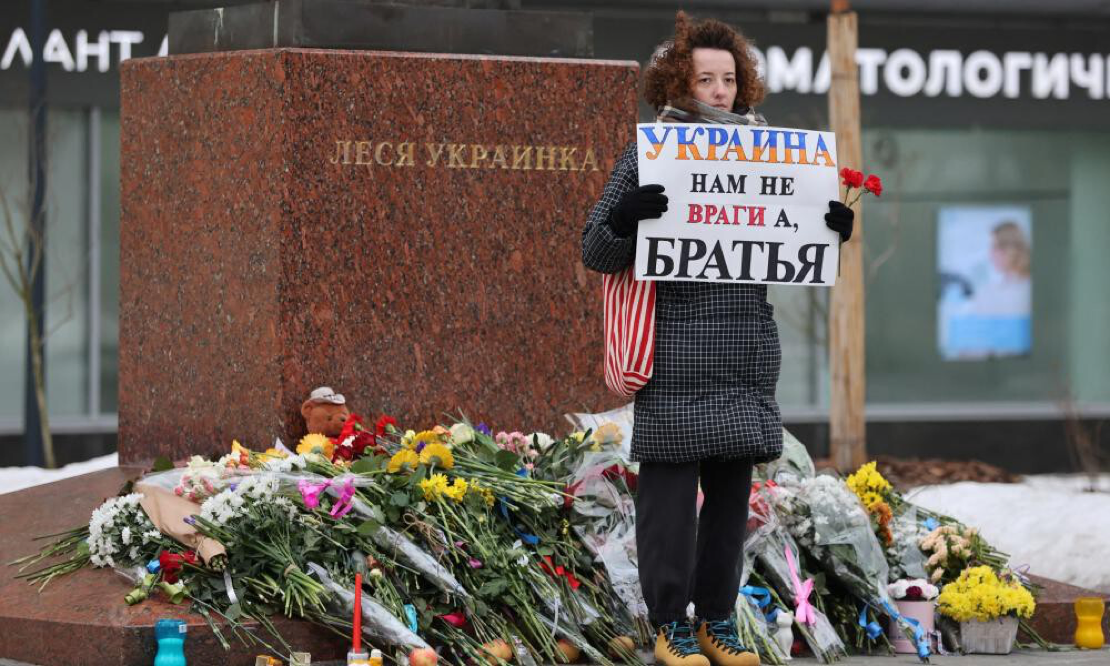 You are currently viewing ‘Ukraine is not our enemy’: Russians risk arrest to honour victims of war