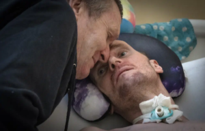 Read more about the article A loving dad and his injured son pay war’s costs in Ukraine