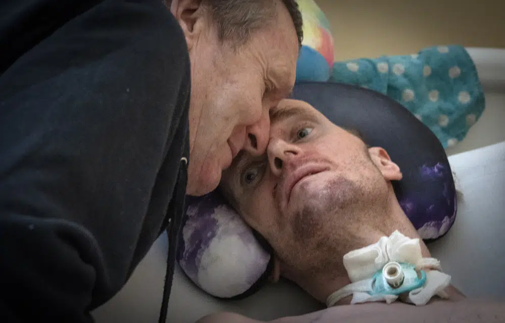 You are currently viewing A loving dad and his injured son pay war’s costs in Ukraine