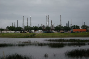 Read more about the article Oil refineries release lots of water pollution near communities of color, data show